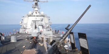 جنگنده های آمریکایی از ناو هواپیمابر آیزنهاور در دریای سرخ برای حمله به مناطقی در یمن برخاستند.