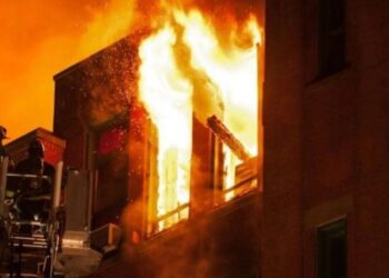 إصابة إمرأة و إنقاذ ۱۲ آخرين على اثر حريق في الأحواز