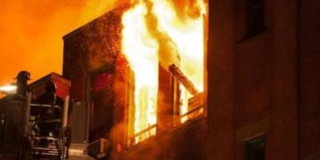 إصابة إمرأة و إنقاذ ۱۲ آخرين على اثر حريق في الأحواز