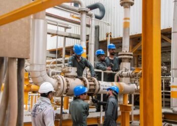 احتجاج موحد لموظفين “كافيان عسلوي للبتروكيماويات” على وضع الرواتب