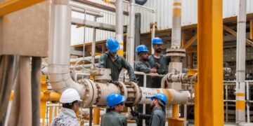 احتجاج موحد لموظفين “كافيان عسلوي للبتروكيماويات” على وضع الرواتب