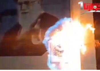 حرق صورة خامنه اي