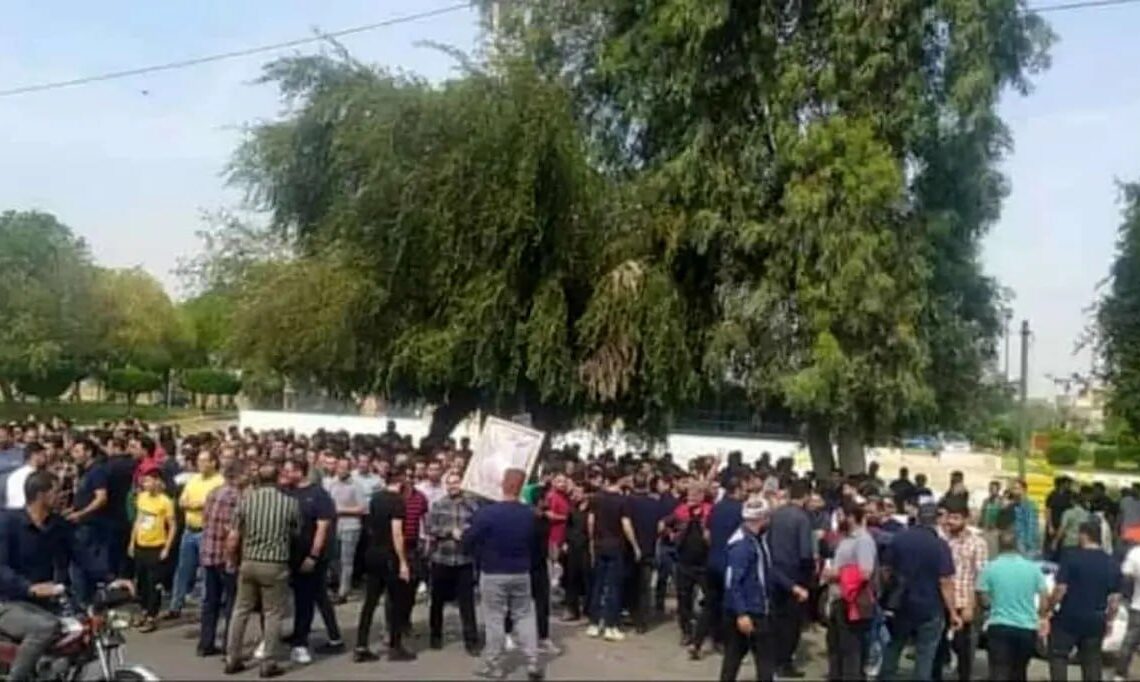 ادامه تجمع اعتراضی کارگران «کاغذسازی پارس» مقابل فرماندار  شهر سوس