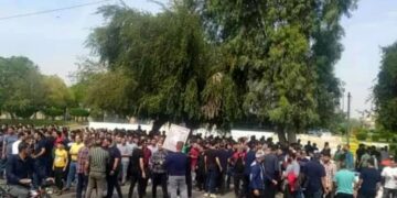 ادامه تجمع اعتراضی کارگران «کاغذسازی پارس» مقابل فرماندار  شهر سوس