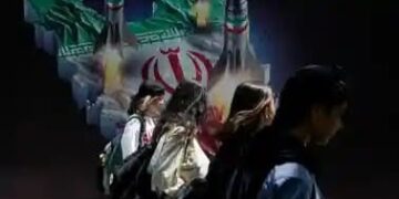 طالب أكثر من 230 ناشطاً سياسياً واجتماعياً بالانتقال إلى الديمقراطية وفصل الدين عن الدولة