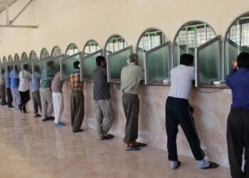 مسئول سالن ملاقات در زندان شیبان احواز از ملاقات کودکان با خانواده هایشان را ممنوع کرد