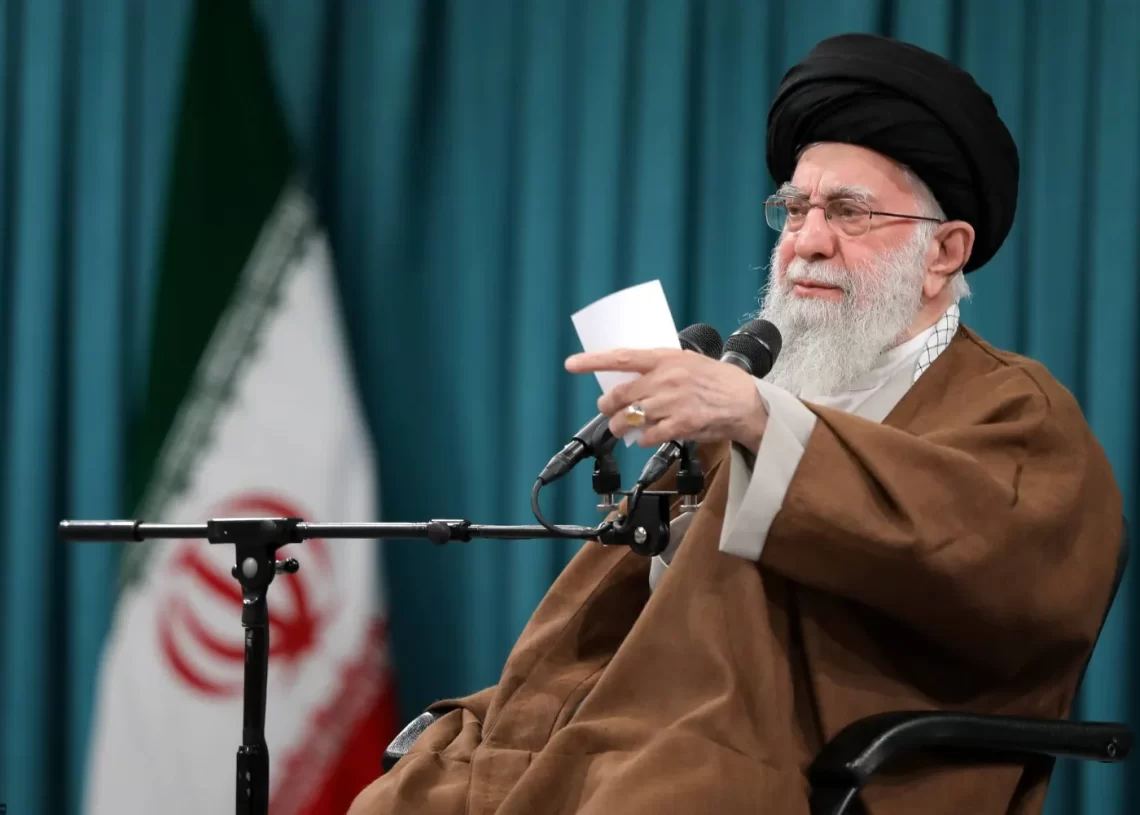 المرشد الإيراني يهدد: “لن نتهاون في الرد”… تصعيد إيراني جديد ينذر بتفجير المنطقة