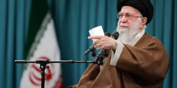 المرشد الإيراني يهدد: “لن نتهاون في الرد”… تصعيد إيراني جديد ينذر بتفجير المنطقة